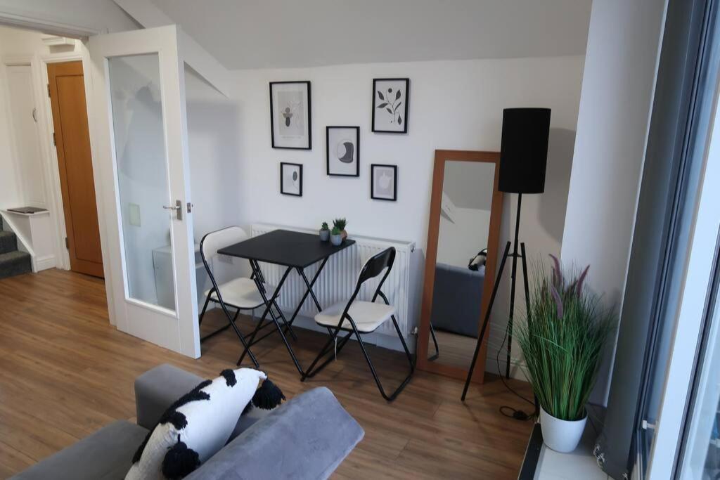 Two-Bedroom Apartment With Scenic Balcony View Shipley  Buitenkant foto