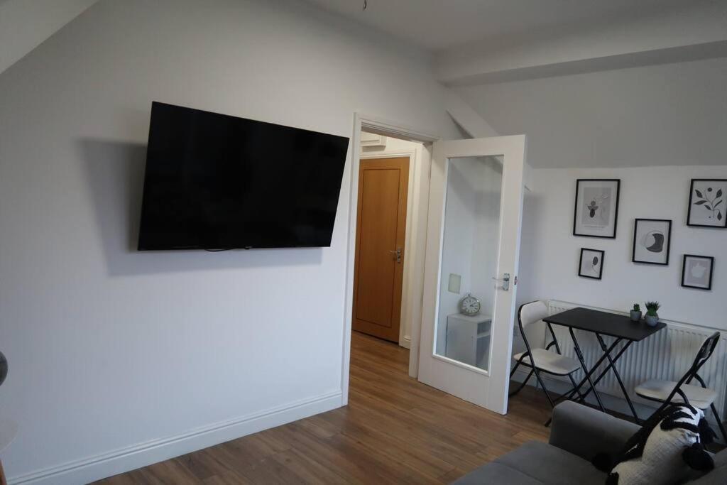 Two-Bedroom Apartment With Scenic Balcony View Shipley  Buitenkant foto